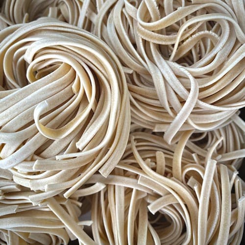 Nido de tagliatelle artesanal de trigo duro con ajo ecológicos